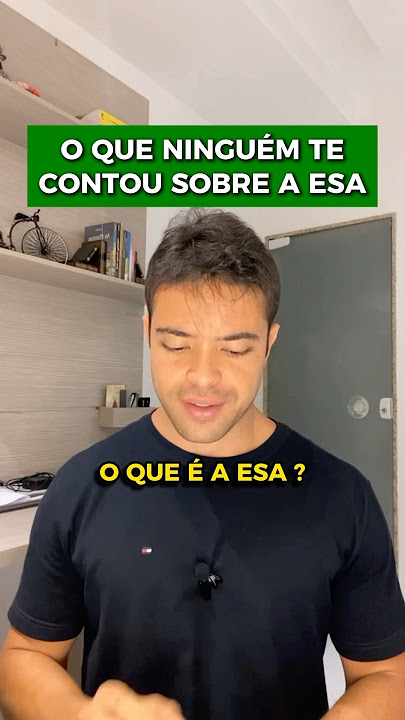 Tungi koylakdagi yalangoch ayollar it uslubidagi fotosuratlarda suratga tushishadi