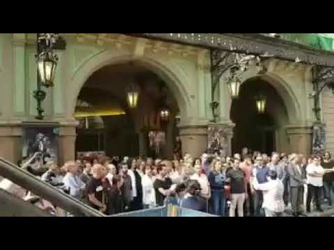 Catalonia general strike : The choir of Barcelona's Opera House sings 'Va pensiero’(Verdi's Nabucco)