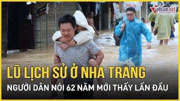 Xót xa ở Nha Trang: Người dân đánh liều vượt lũ, sửng sốt thốt lên 62 năm mới thấy ngập lụt lần đầu