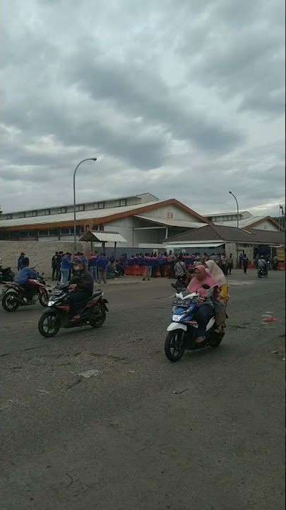 Demo buruh di chingluh #shorts #ikatancinta #teukuryan #riaricis #lamaran #chingluh #buruhpabrik
