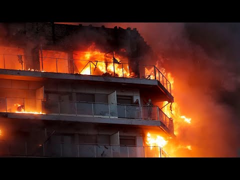 Así ha sido el incendio que ha arrasado dos edificios en Valencia