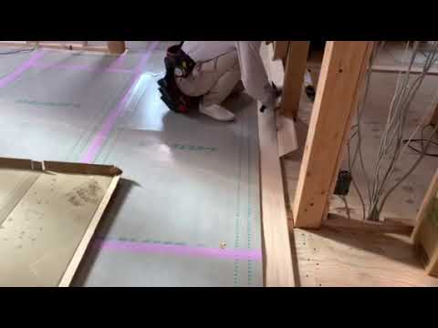 サイエンスホーム　ひのき床貼り作業