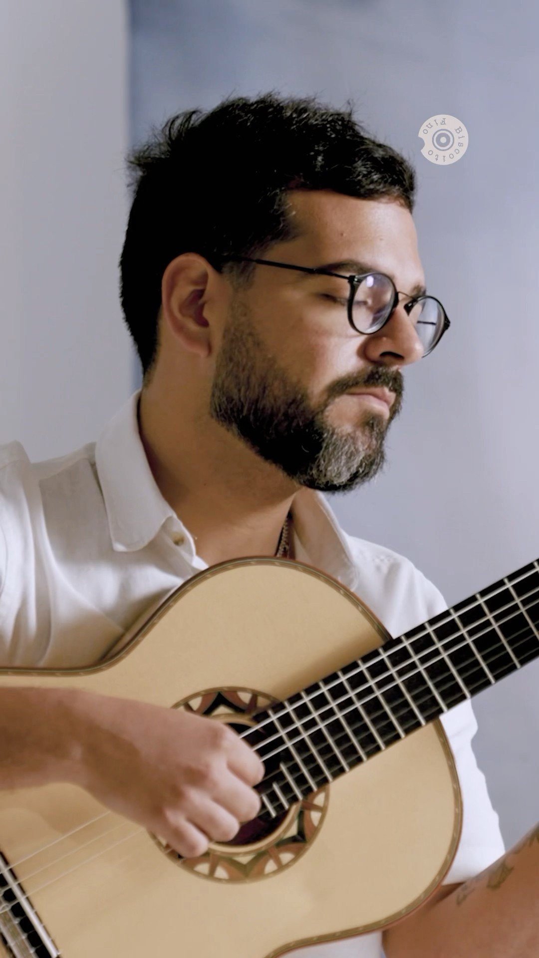 Depois de revisitar Beatles, Cainã Cavalcante mergulha na poesia de Djavan com “Faltando um Pedaço”
