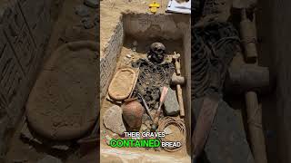 How many egyptians workers built the pyramids