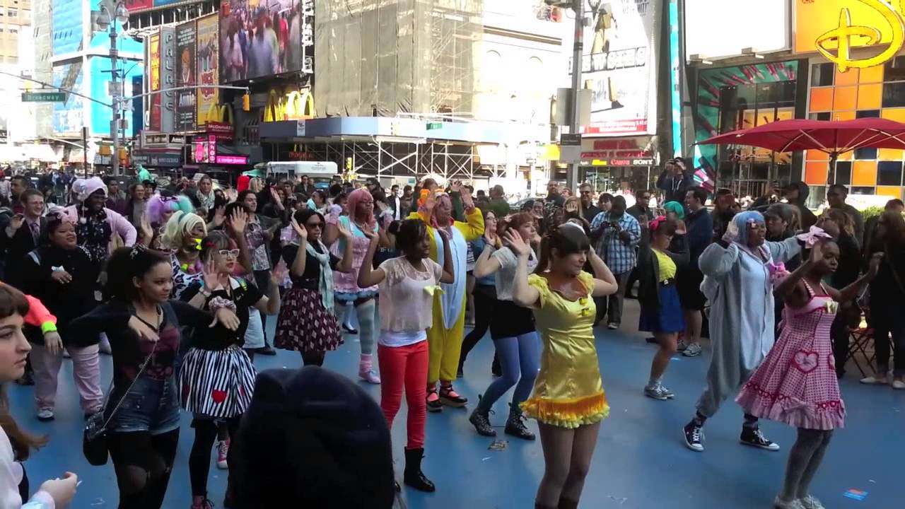 Kyary Pamyu Pamyu Flashmob NYC 2013 - Tsukema Tsukeru