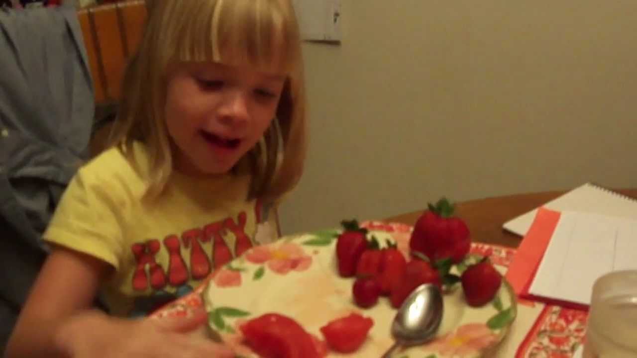 Lillian eats fruit families and she wants you to go vegan O) YouTube
