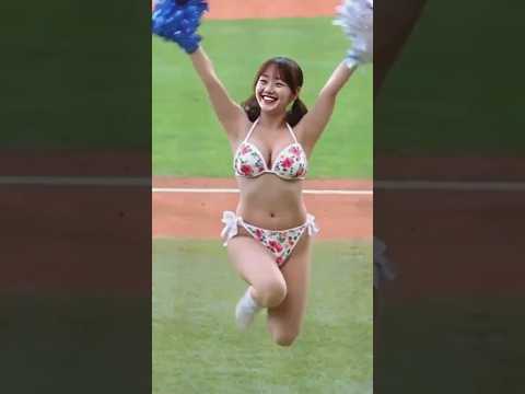 にっこり笑顔でジャンプ ピタ止め きつねダンス ファイターズ Shorts Dance