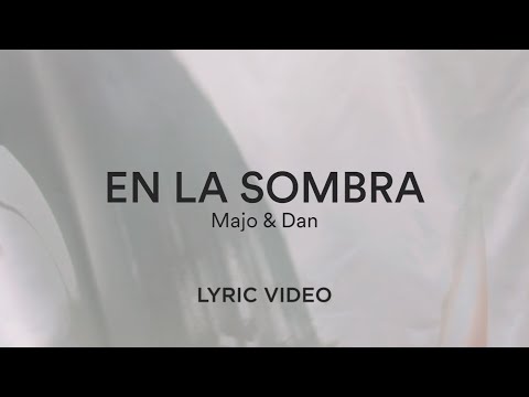 Majo y Dan - En La Sombra  (Lyric Video)