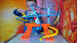 Макс открывает игрушки для мальчиков - трек и дирижабль - видео про игрушки для детей Макс открывает игрушки для мальчиков - трек и дирижабль - видео про игрушки для детей