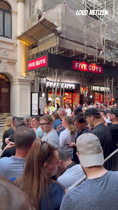 Crowds Flock to See Rachel Zegler as Eva Perón from the Palladium Balcony