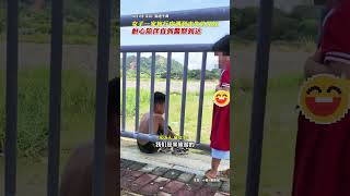 社会百态 | 福建平潭，女子一家旅行中遇到走失的兄妹，女子一家从车上拿下零食和水耐心陪伴直到警察到达。