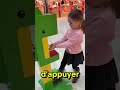 Ce dragon vert donne des bonbons aux enfants 😯