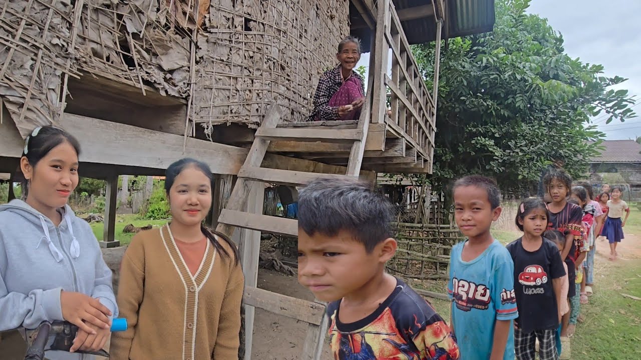 #เที่ยวลาว แบ่งปันขนมในหมู่บ้าน #บรรยากาศบ้านๆ  วิถีชาวบ้านทางลาว #แขวงสะหวันนะเขต #สปปลาว #สาวลาว 