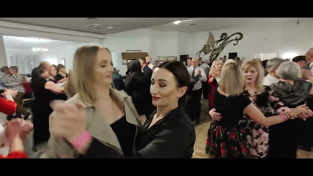 Młode TANCERKI nieśmiało ruszają na PARKIET i Fajnie się BAWIĄ z Kapelą STĄPORKOWSKĄ 