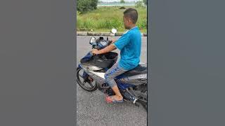 Budak baru belajar naik motor...