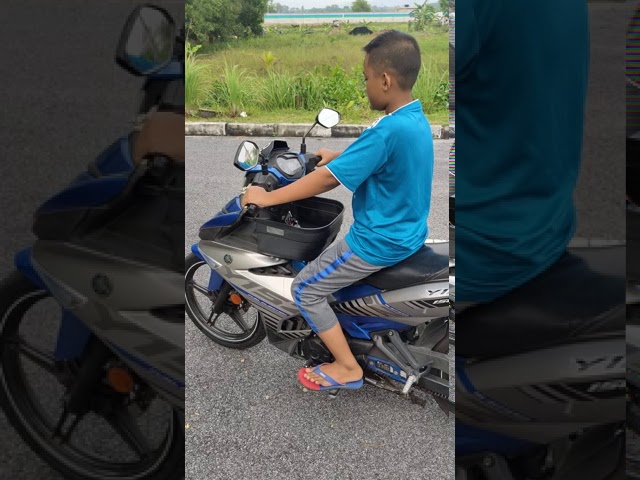 Budak baru belajar naik motor... class=