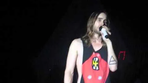 Jared Leto from Thirty Seconds to Mars sings Amazi...