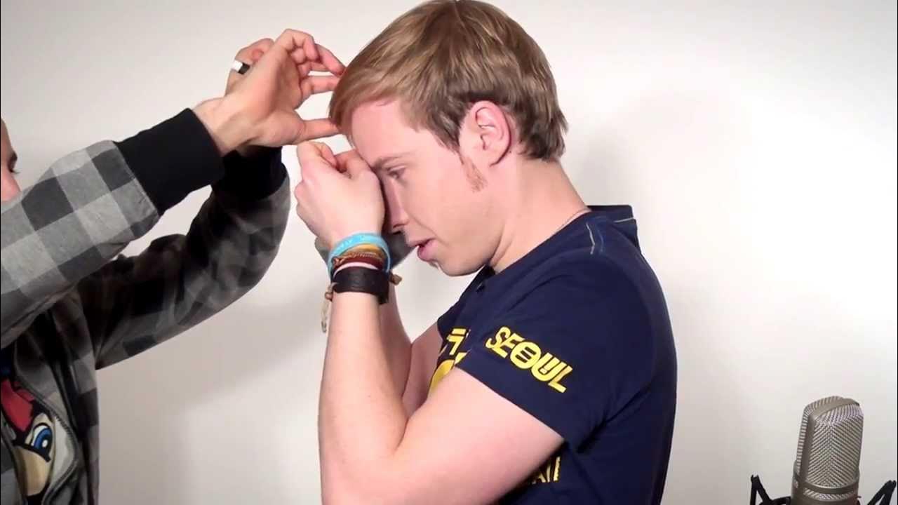 Фофан щелбан. Фофан в лоб. Фофан по голове. Как бить фофан. Щелбан по лысине.