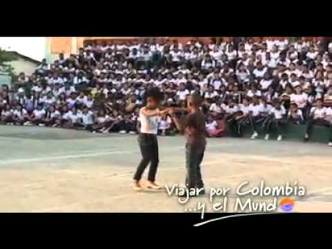 Niños de cali bailando chichoky.mp4