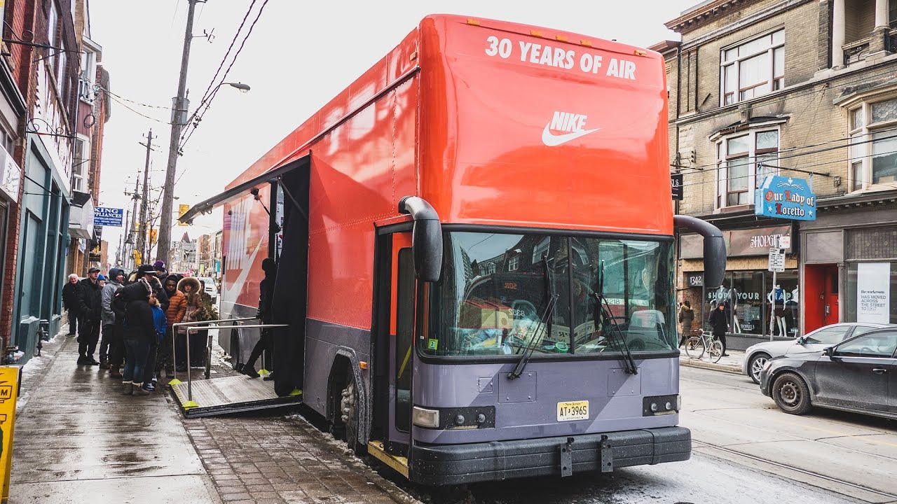 Árbol Pensar en el futuro latitud Nike Toronto Air Max Bus Experience - YouTube