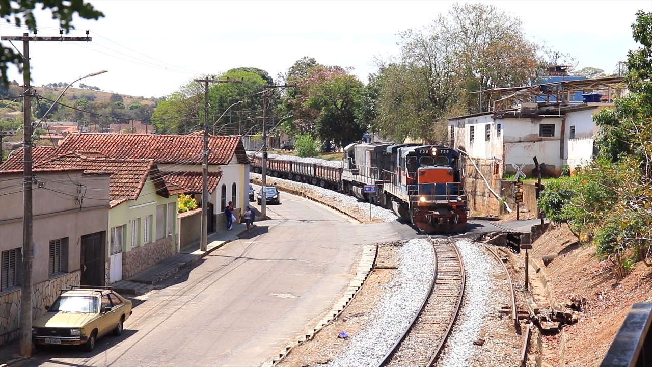TREM CARREGADO CORTA RIBEIRÃO VERMELHO E SOBE ACELERANDO AO MÁXIMO DENTRO DA UFLA EM LAVRAS!!
