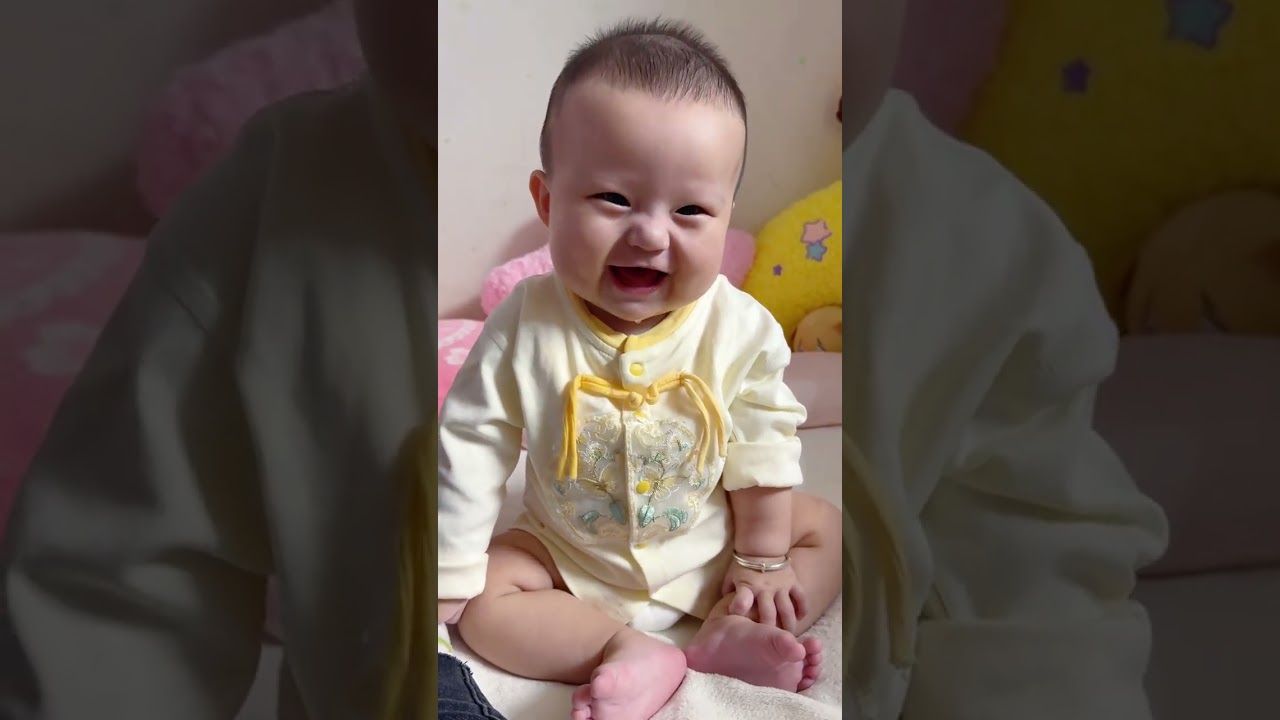 Туан Туан уверенно сидит и громко смеется 😄👶 