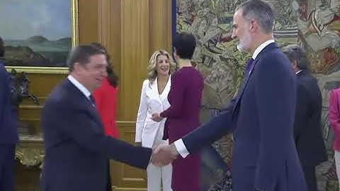 Los ministros y ministras del Gobierno saludan al Rey Felipe VI tras la toma de posesión