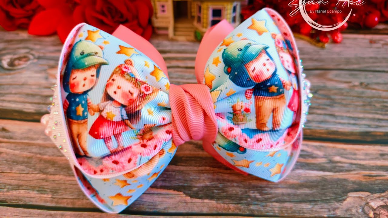 Moño cariño utilizando listón con un estampado grande, creando destellos en listón con Mariel Ocampo