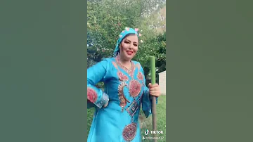 شابة نبيلة 