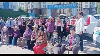 5月31日，河北唐山丰润区娘娘庙村，被拆迁后十四年仍未获得安置的村民发起了一场集会，要求当地政府尽快安置。