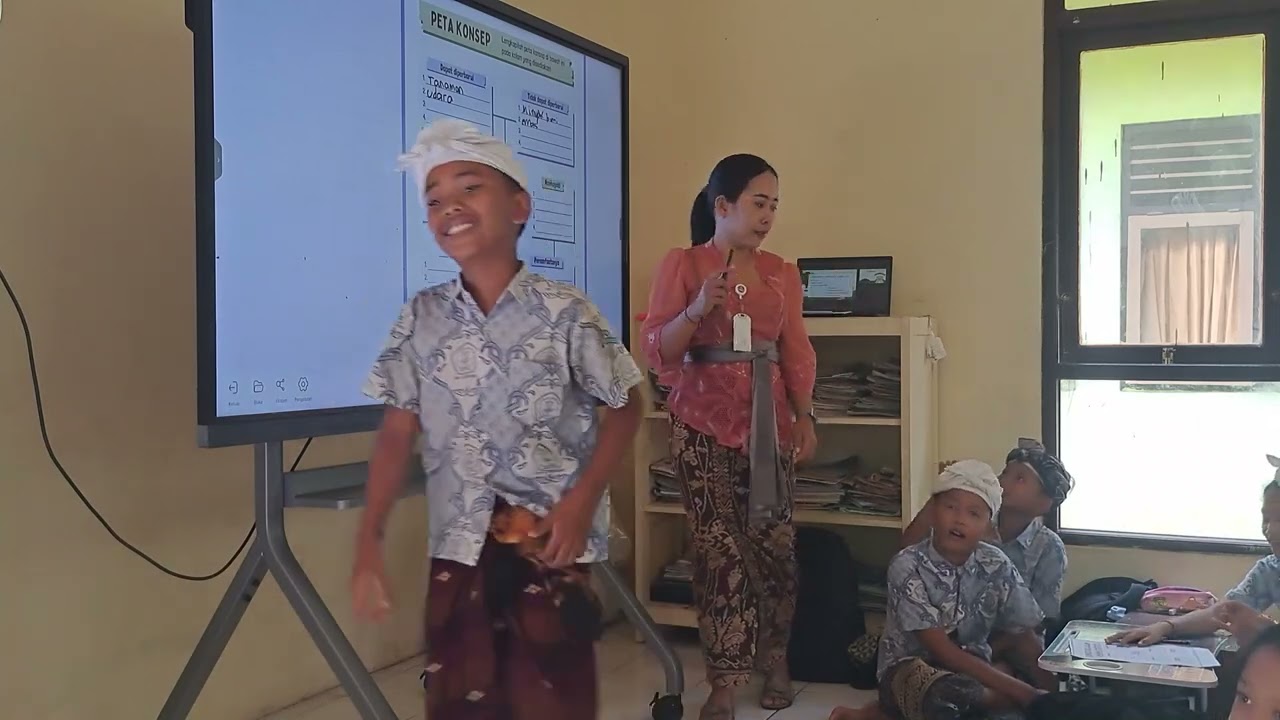 PRAKTIK BAIK PENGGUNAAN PAPAN INTERAKTIF DIGITAL DI SDN 3 LODTUNDUH