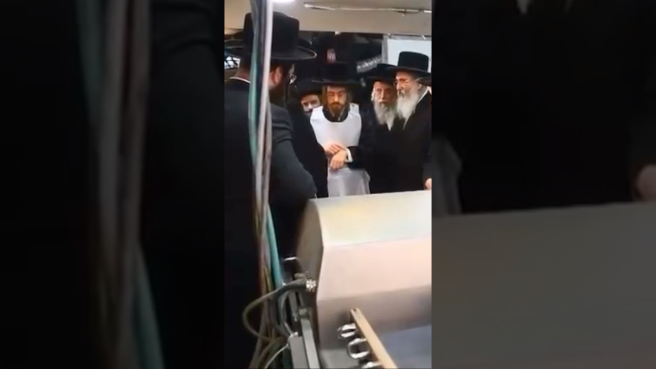 האדמו״ר מסאדיגורה באפיית מצות לקראת חג הפסח הקרב ובא