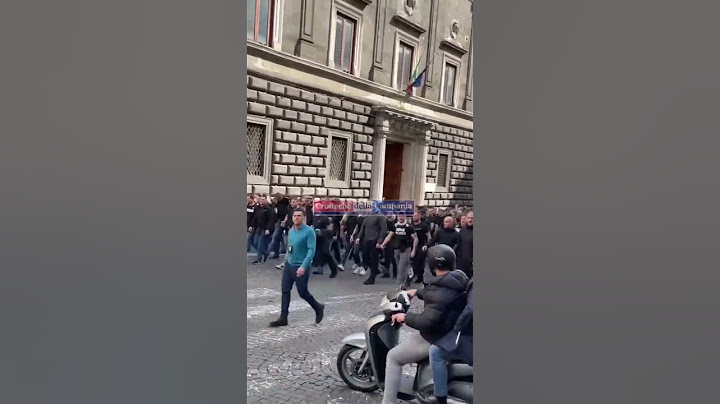 La vergogna del corteo dei tifosi tedeschi per il centro di Napoli