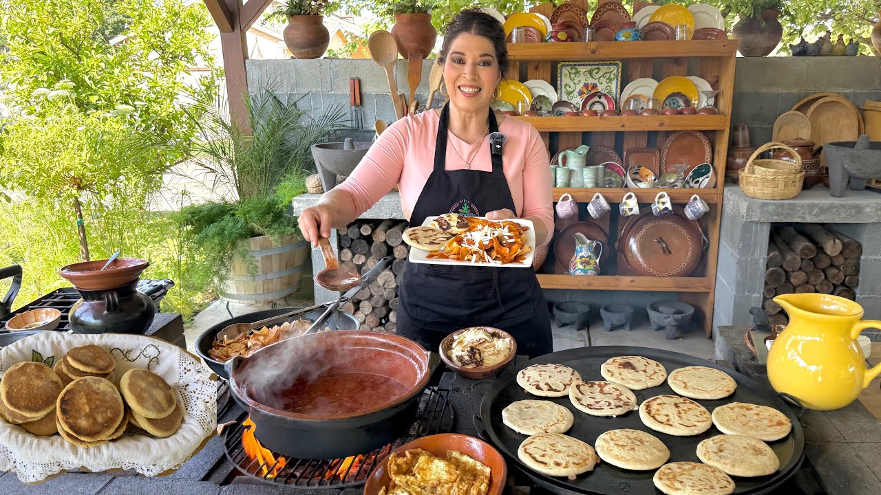 CHILAQUILES ROJOS CON HUEVO Y UNAS GORDITAS DE PILONCILLO!!