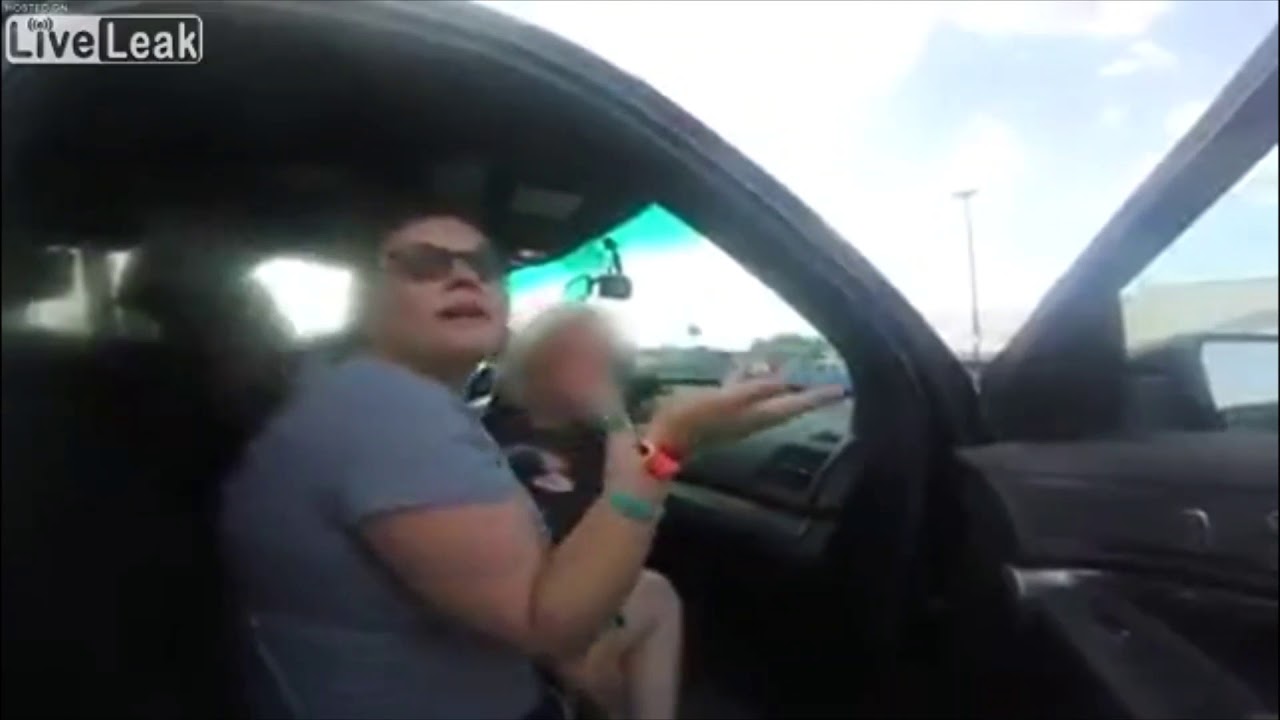 Police rescue children locked in hot car - YouTube