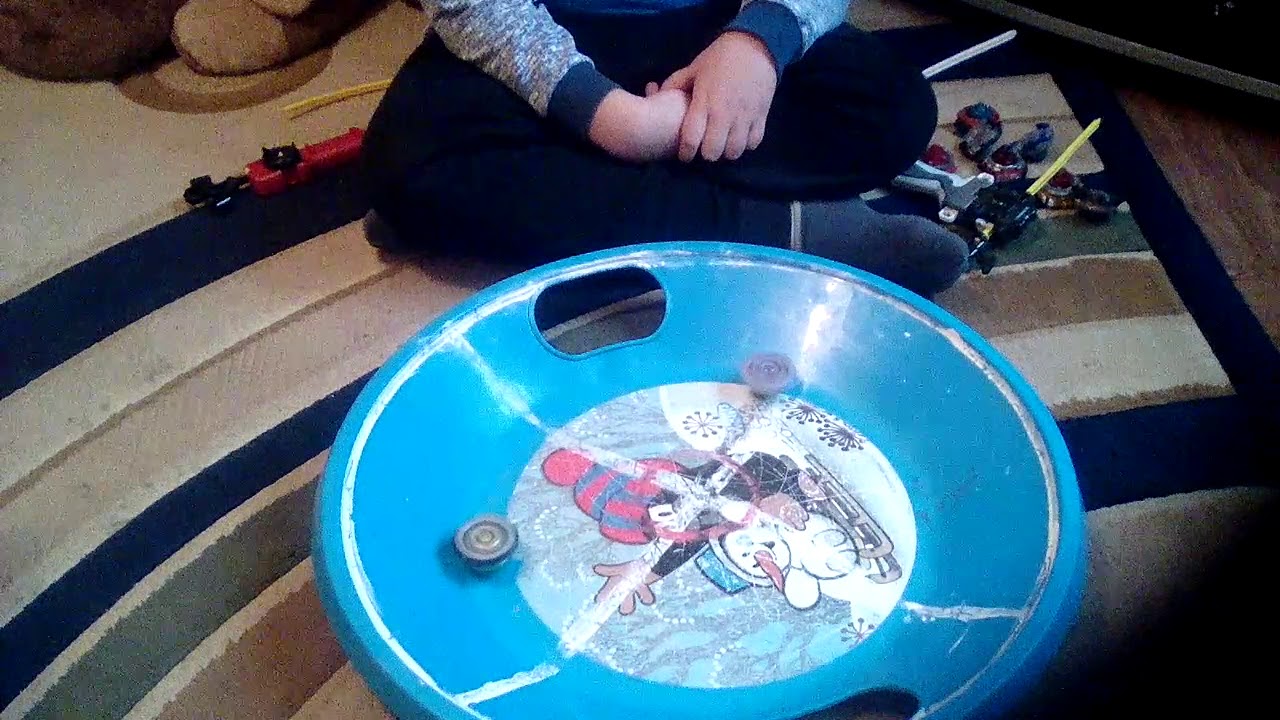 Играю бей блейд запскаю по очериди - YouTube