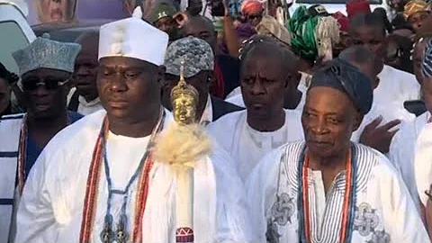 SEE HOW OLUBADAN OBA RASHEED LADOJA SUPRISED OONI OF IFE AT HIS 10TH YEAR ANNIVERSARY 