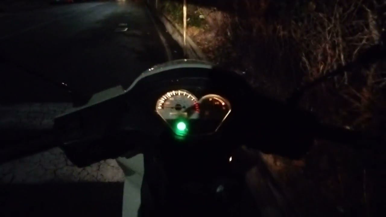 Frenata corretta in scooter per non cadere: 70% di freno posteriore (sx) + 30% di freno anteriore