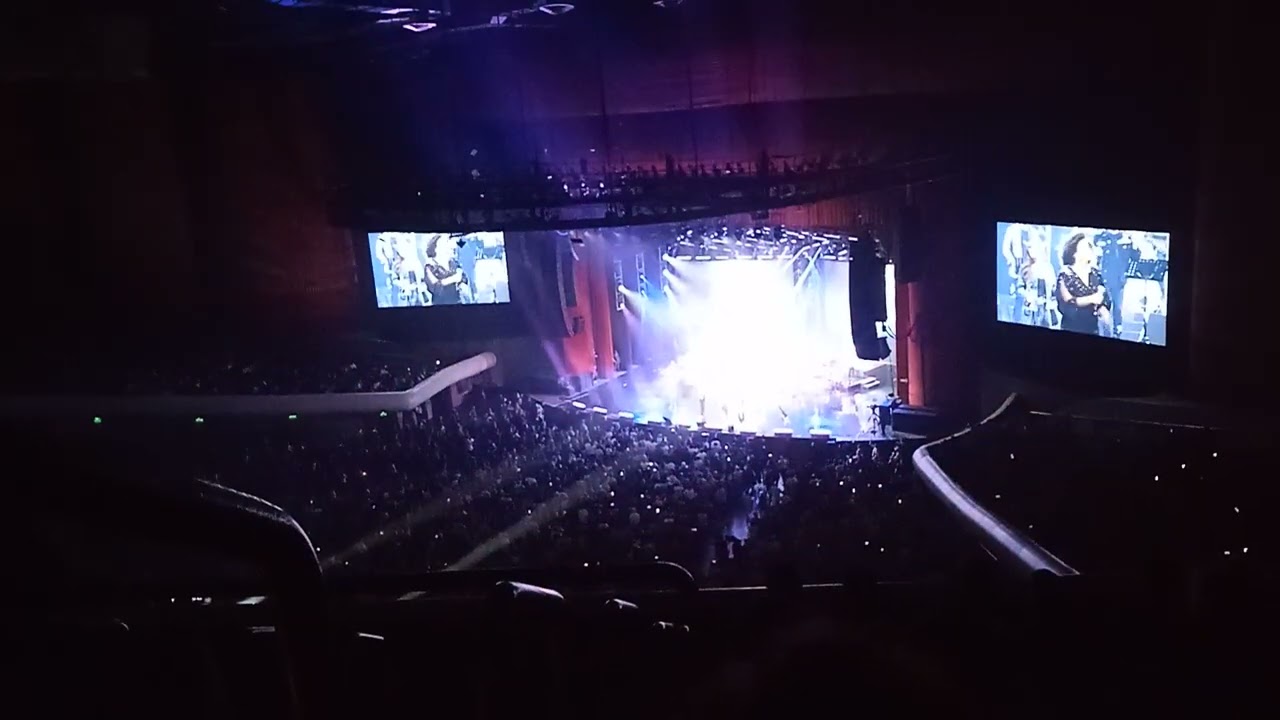Lucerito Mijares cantando música disco Auditorio Nacional 4.Sept.2022