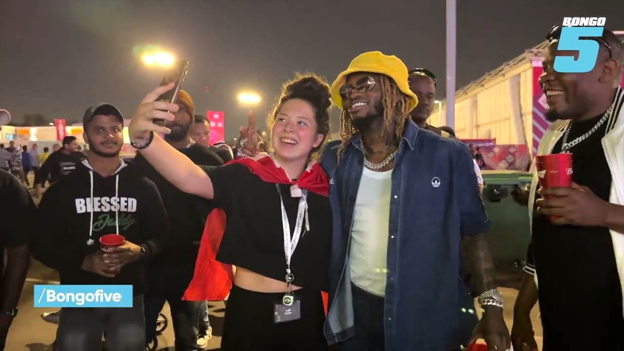 DIAMOND AONDOKA NA KIJIJI NJE YA UWANJA QATAR, MASHABIKI WATAKA KUPIGA NAYE PICHA, ESMA APATA MCHUMB