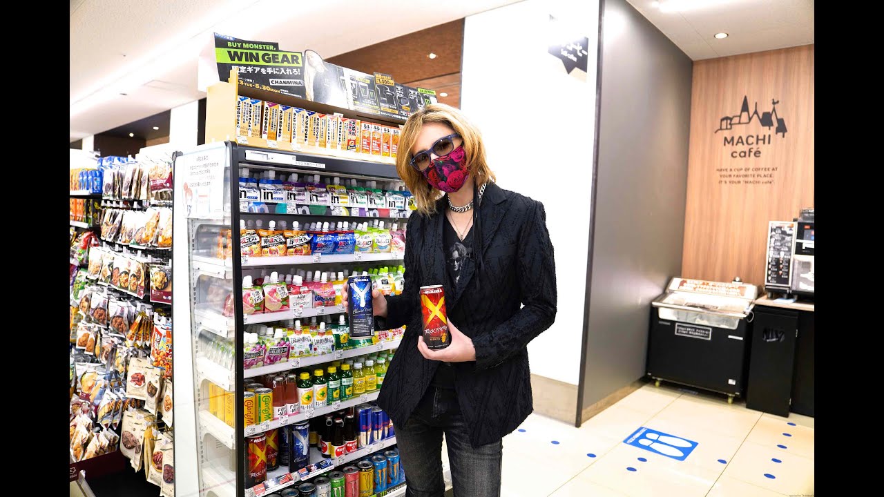 YOSHIKI visits Real Gold X/Y Sales Floor at Lawson in Japan YOSHIKI visits Real Gold X/Y Sales Floor at Lawson in Japan