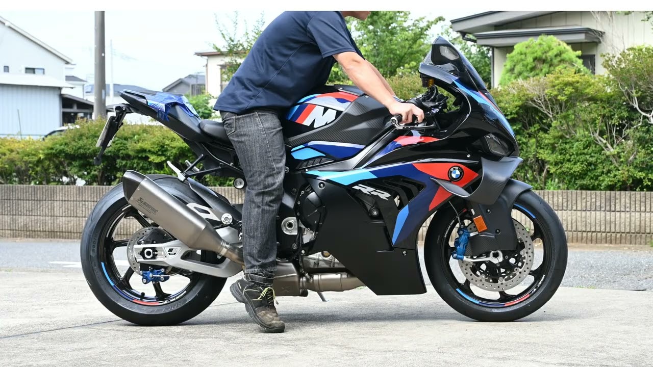 BMW M1000RR 2025年型 STDの足つき確認 身長165㎝ - YouTube