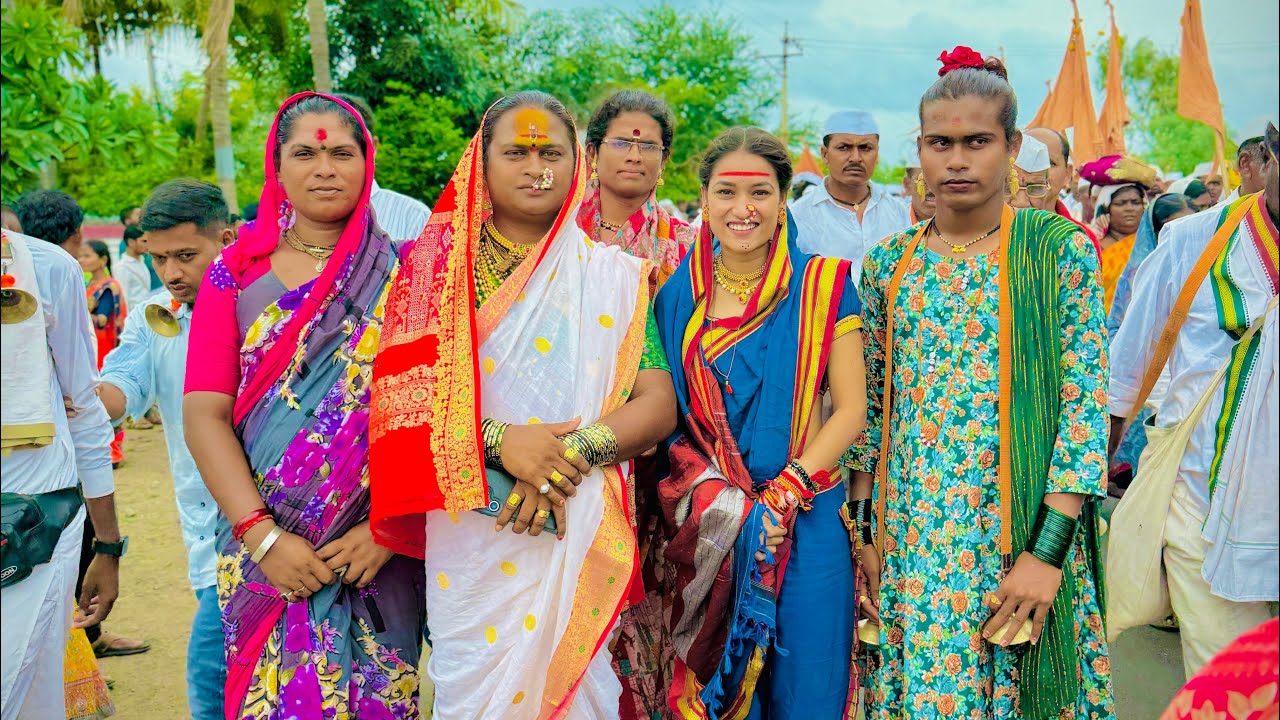 माळशिरस ते वेळापूर पालखी मध्ये बानू बनुन वरकऱ्यान सोबत पायी वारी 😍😍 #wari #palakhi