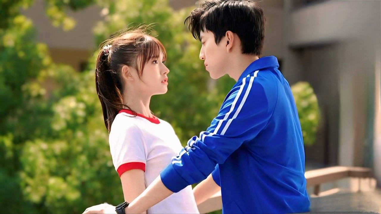  بنت شقية😂ودمها خفيف بتحب زميلها اللي مش حاسس بيها.. بس مش هتسيبه غير وهو بيطلبها للجواز❤️ملخص كوري