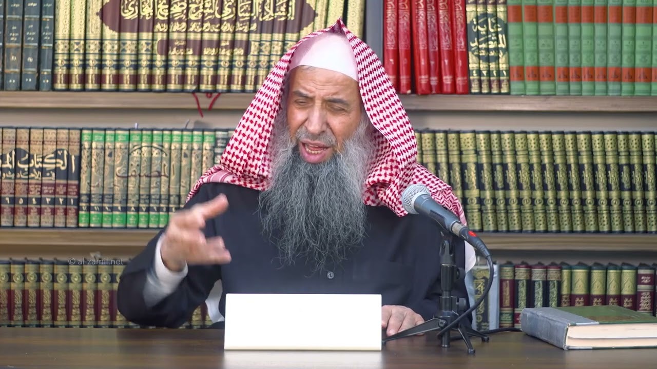 هل من يرى مصحفًا في مكان نجس ولا يرفعه يكفر، حتى لو لم يستهن بالقرآن؟