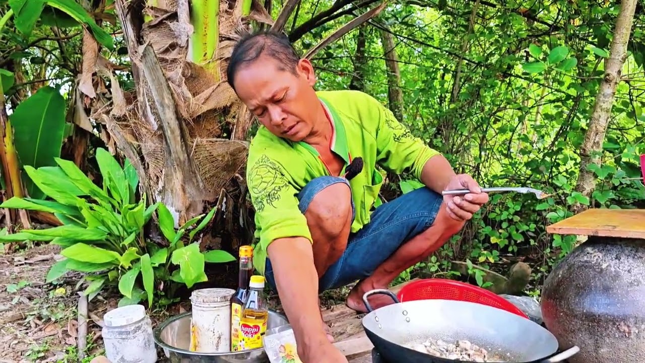 bữa cơm đạm bạc của anh Trung Gà Trống Nuôi Con