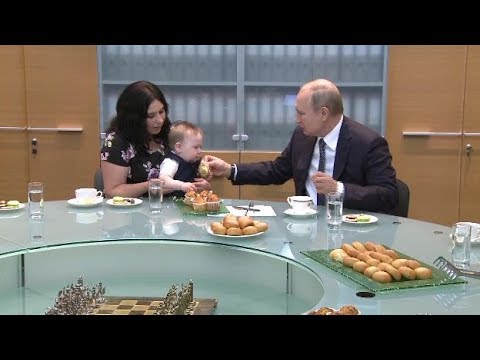 Владимир Путин в Екатеринбурге встретился с многодетной семьей Сыропятовых