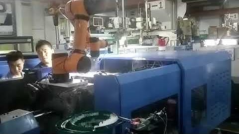 AUBO i5 COBOT PICK&PLACE NEXT TO THE INJECTION  MOLDING MACHINE