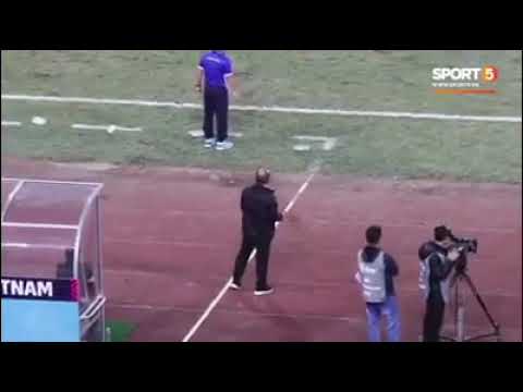  HLV Park Hang-seo vô cùng bức xúc vì trọng tài liên tục rút thẻ vàng cho Việt Nam
