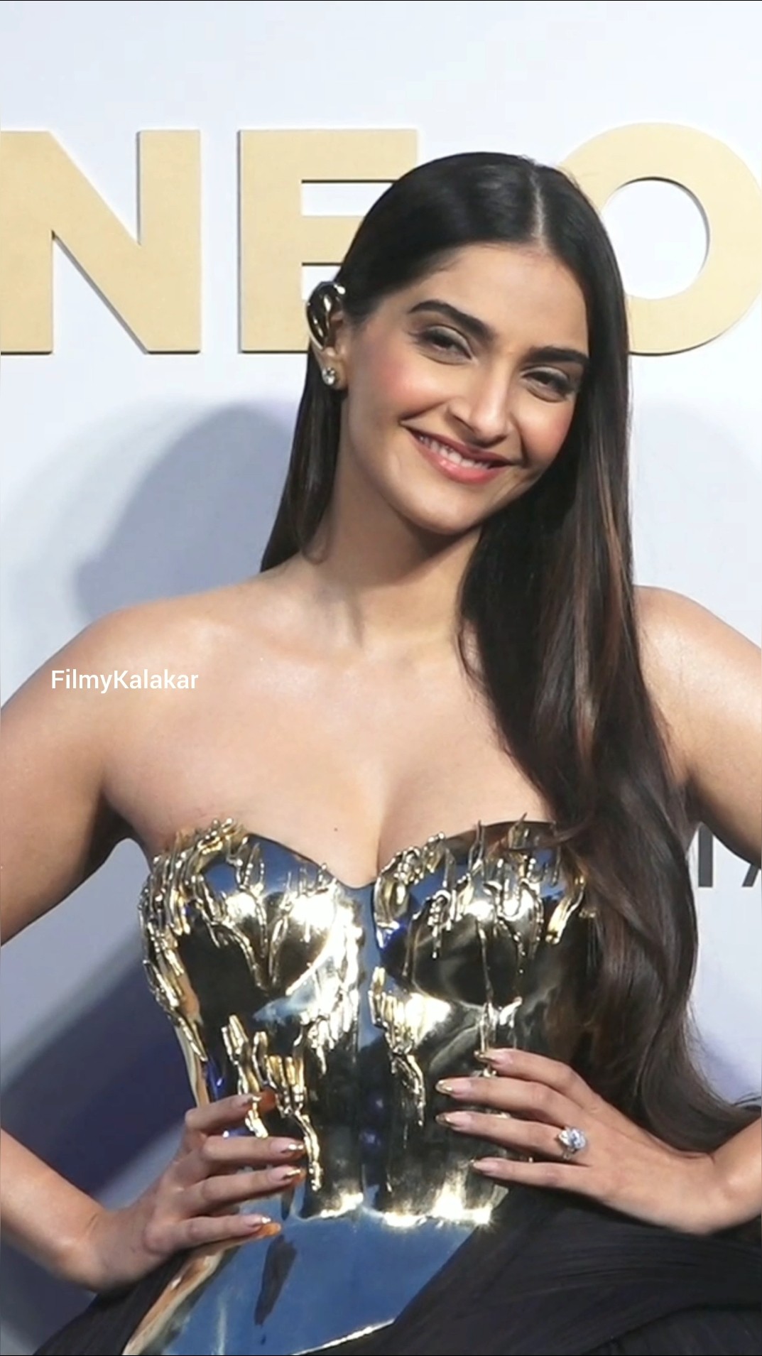 #sonamkapoor smiling straight into our hearts ? #filmykalakar